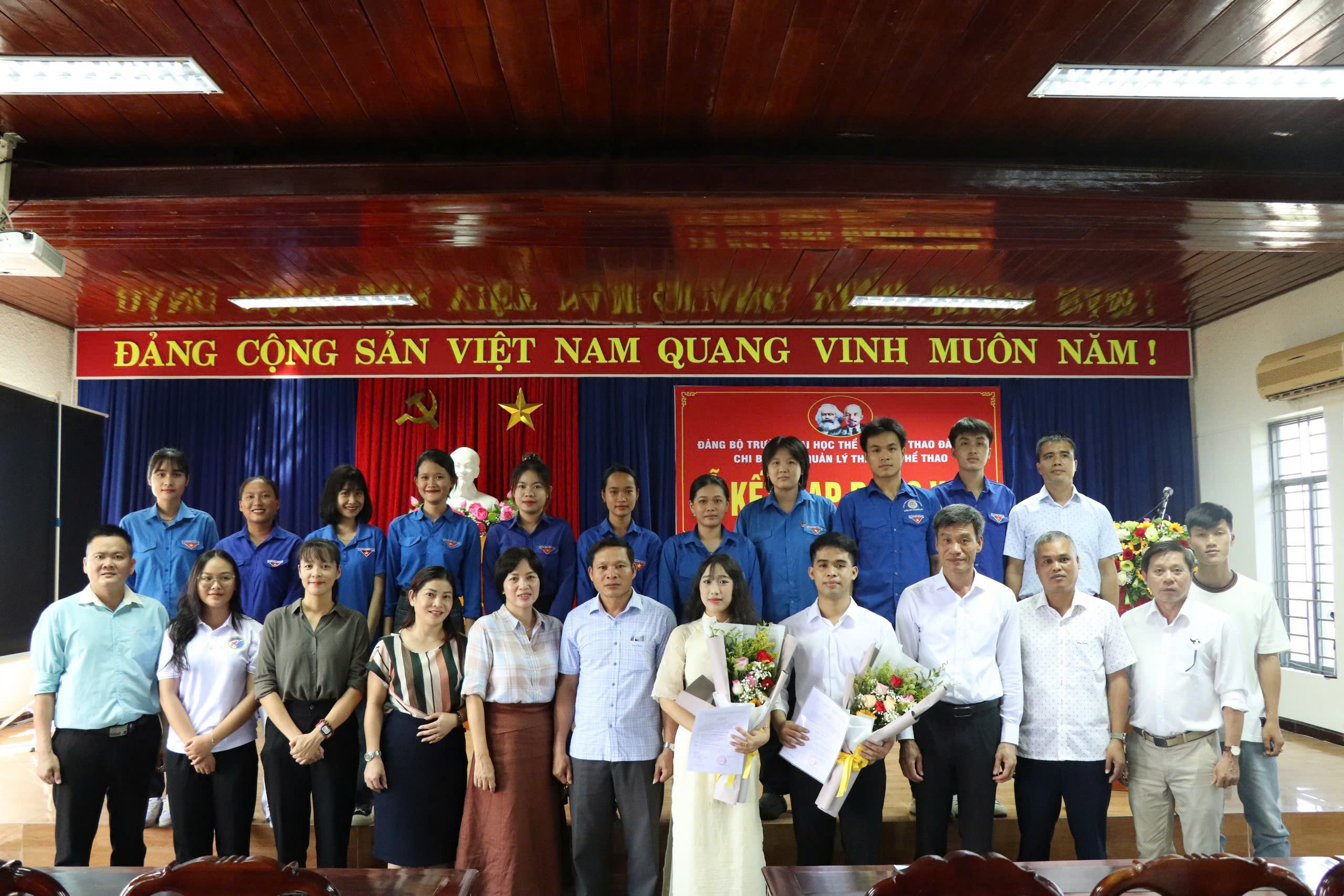 Lễ kết nạp đảng viên khoa Quản lý TDTT
